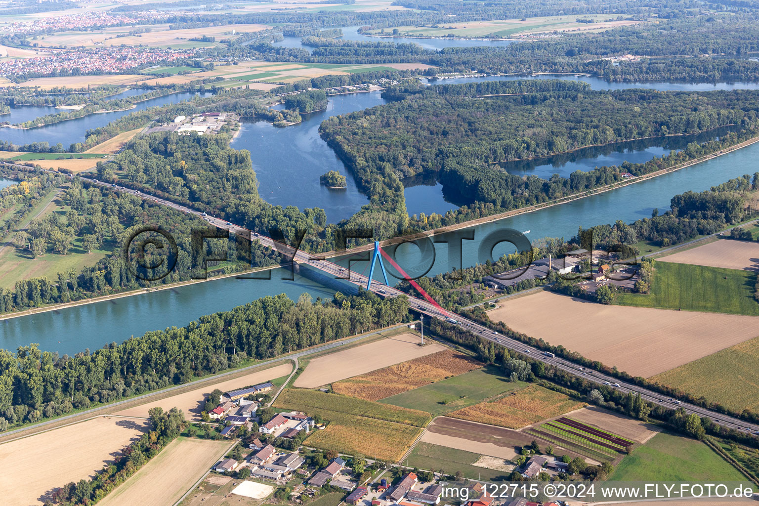 Brücke der A61 über den Rhein in Altlußheim im Bundesland Baden-Württemberg, Deutschland