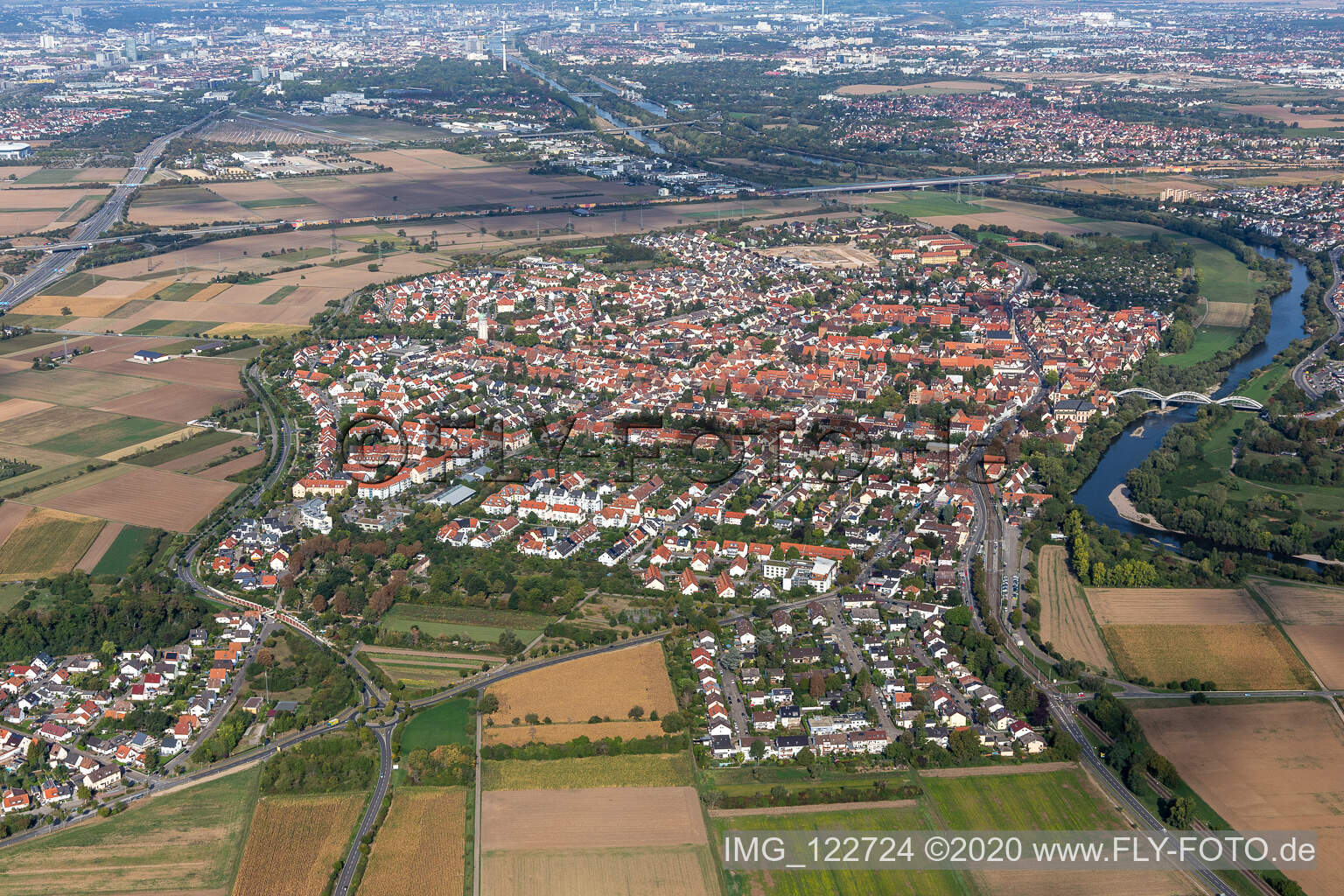 Luftbild von Ortskern Seckenheim am Uferbereich des Neckar - Flußverlaufes in Mannheim im Bundesland Baden-Württemberg, Deutschland