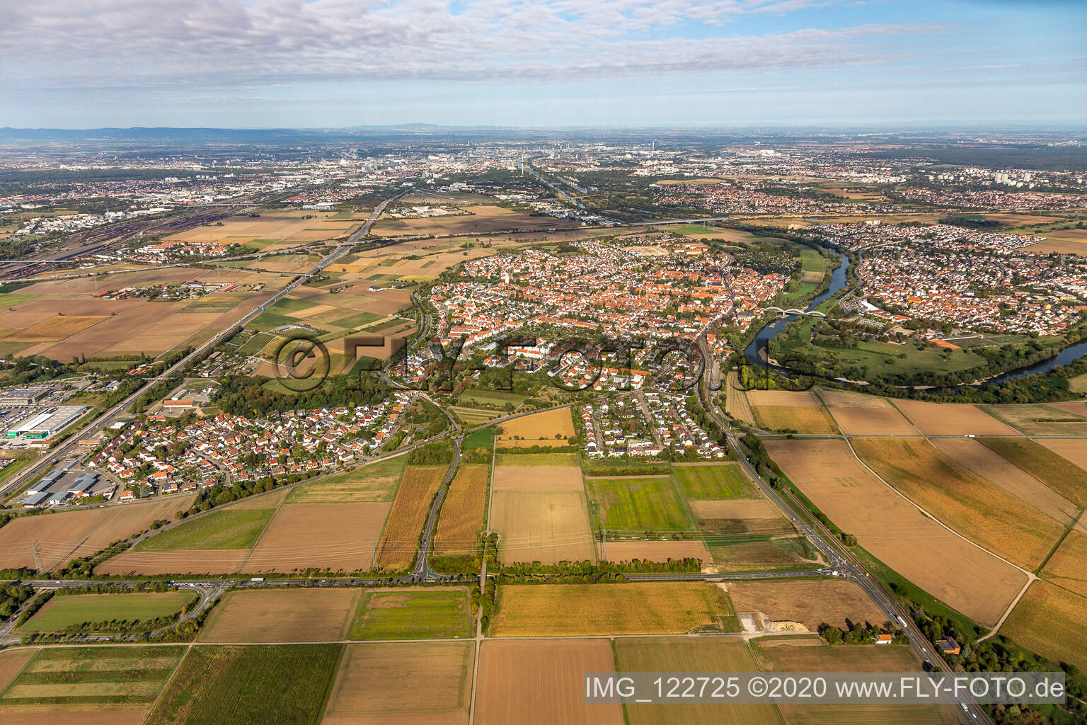 Luftaufnahme von Ortskern Seckenheim am Uferbereich des Neckar - Flußverlaufes in Mannheim im Bundesland Baden-Württemberg, Deutschland