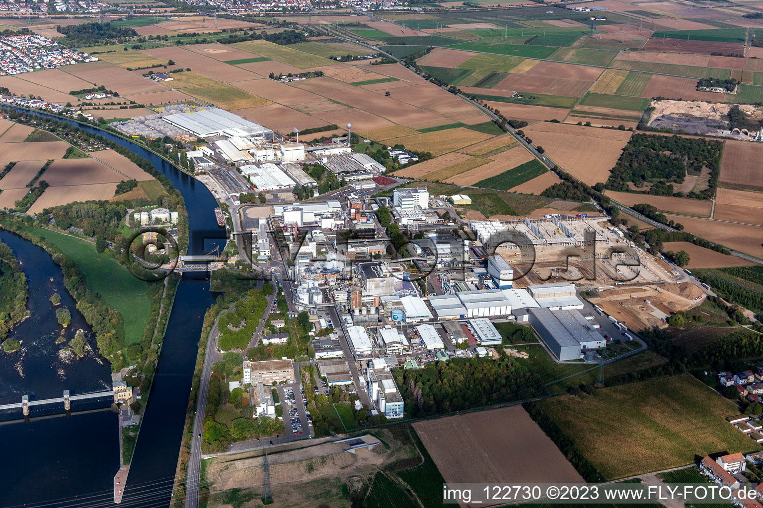 Industriegebiet mit Saint-Gobain Isover G+H, ICL Germany BK Giulini in Ladenburg im Bundesland Baden-Württemberg, Deutschland