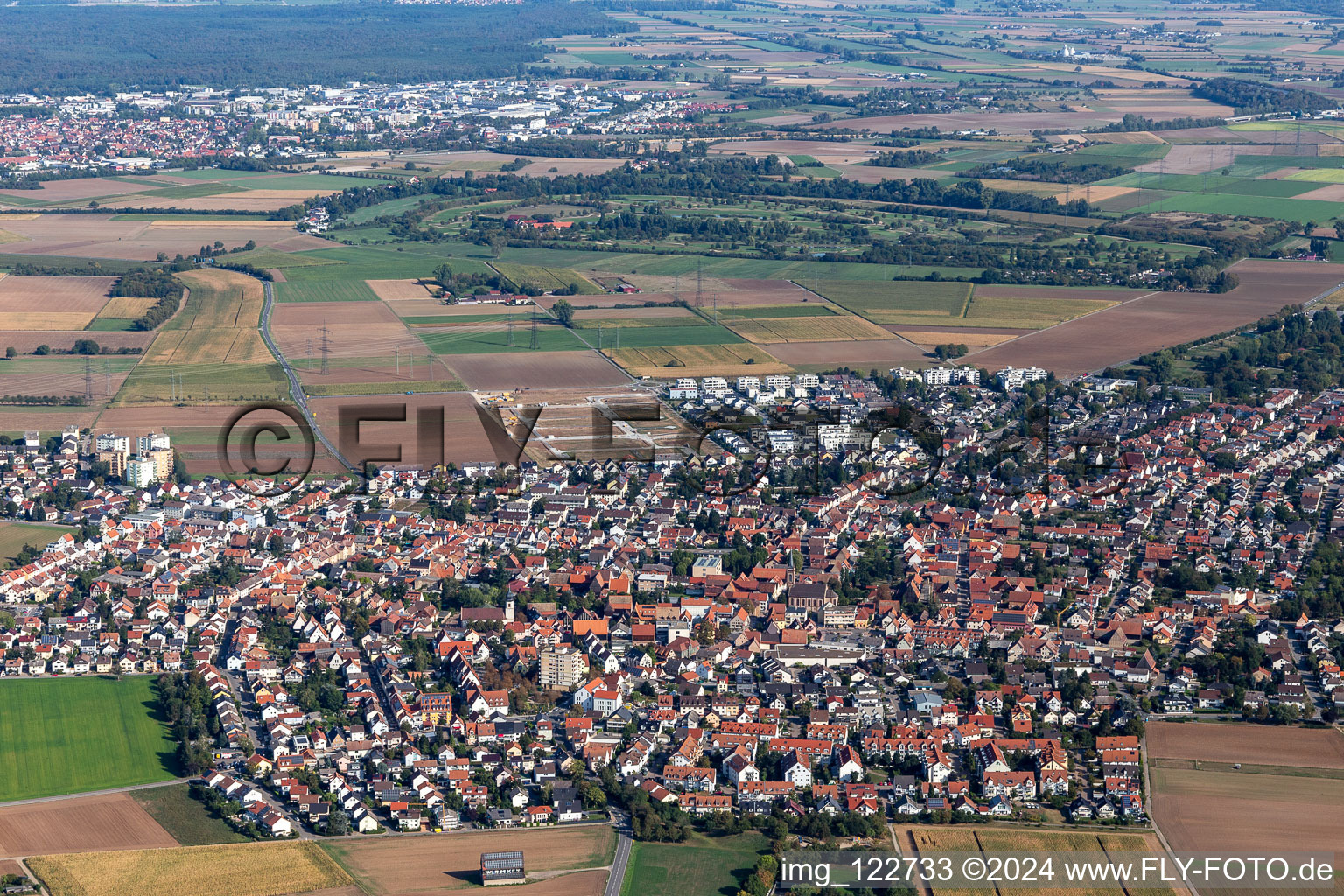 Ortsansicht der Straßen und Häuser der Wohngebiete in Heddesheim im Bundesland Baden-Württemberg, Deutschland