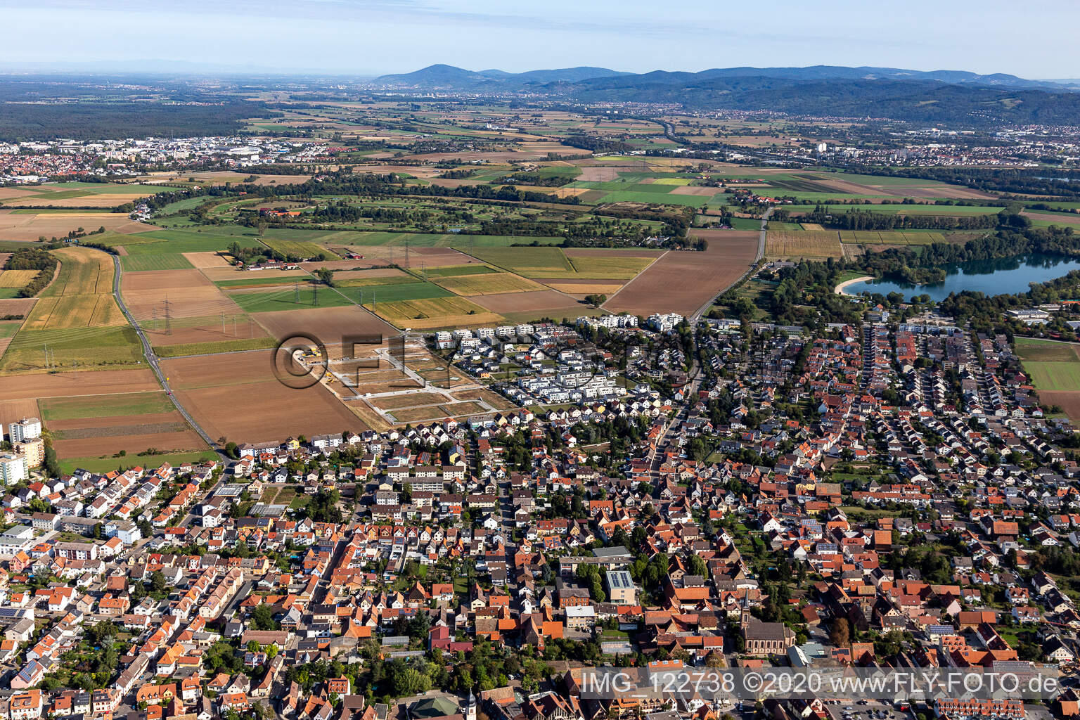 Luftaufnahme von Neubaugebiet "Mitten im Feld" in Heddesheim im Bundesland Baden-Württemberg, Deutschland