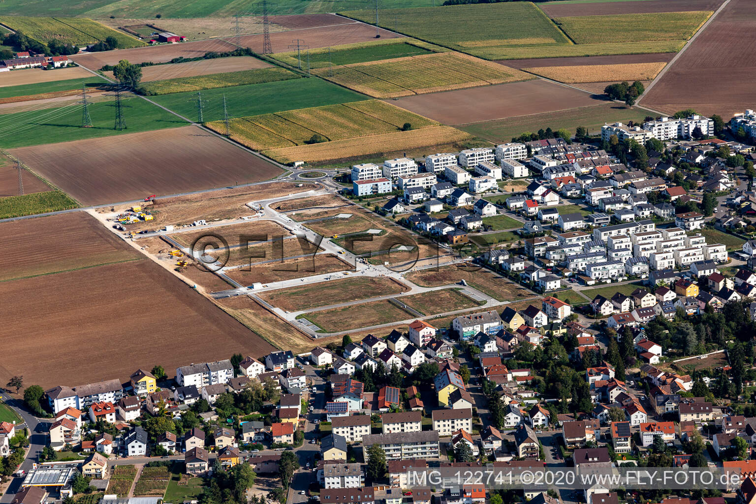 Schrägluftbild von Neubaugebiet "Mitten im Feld" in Heddesheim im Bundesland Baden-Württemberg, Deutschland