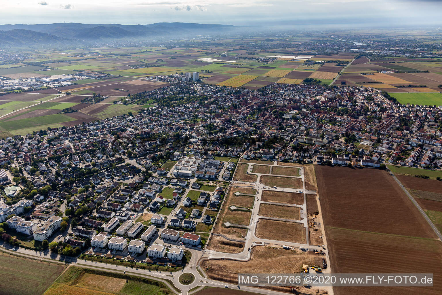 Neubaugebiet "Mitten im Feld" in Heddesheim im Bundesland Baden-Württemberg, Deutschland vom Flugzeug aus