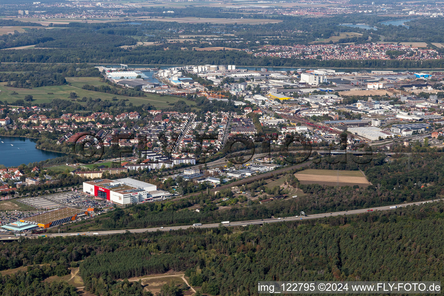 Drohnenbild von Ortsteil Rheinau in Mannheim im Bundesland Baden-Württemberg, Deutschland