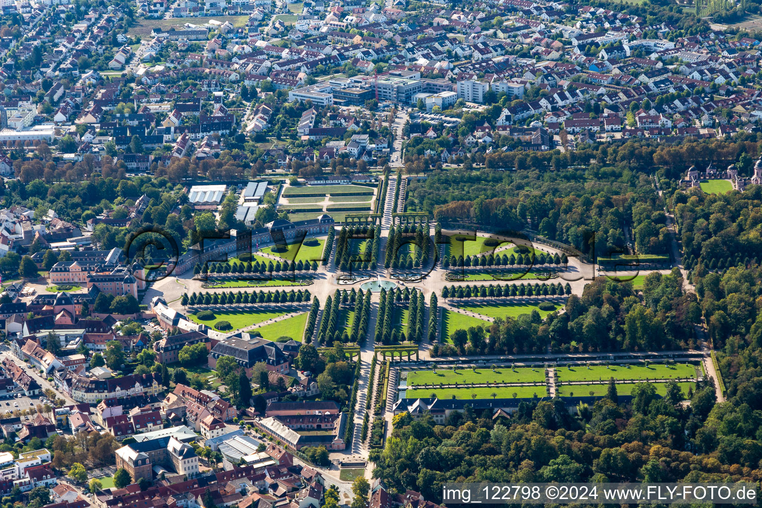 Schlossgarten und Barockschloß Schwetzingen im Bundesland Baden-Württemberg, Deutschland
