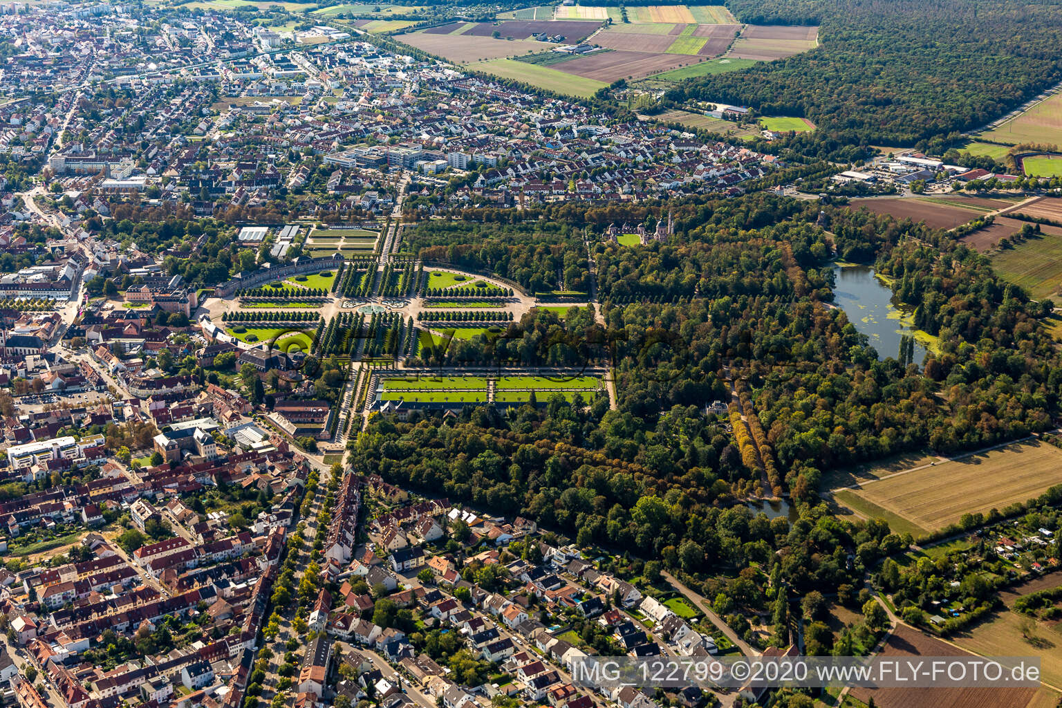 Schrägluftbild von Rokoko Parkanlage des Garten und Schloss Schwetzingen in Schwetzingen im Bundesland Baden-Württemberg, Deutschland