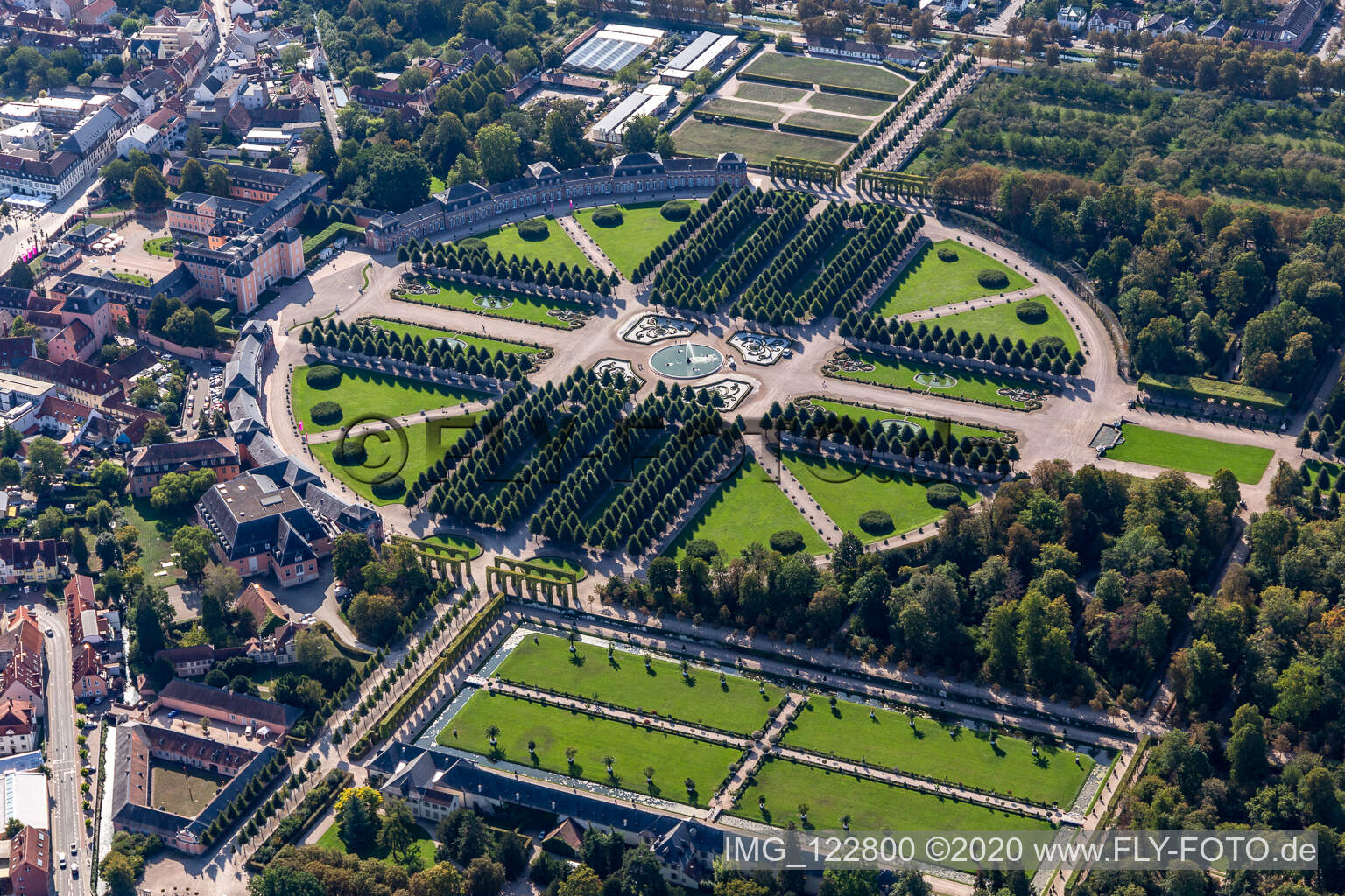 Luftbild von Runde Rokoko Parkanlage mit Laubengängen und Springbrunnen des Garten von Schloss Schwetzingen in Schwetzingen im Bundesland Baden-Württemberg, Deutschland