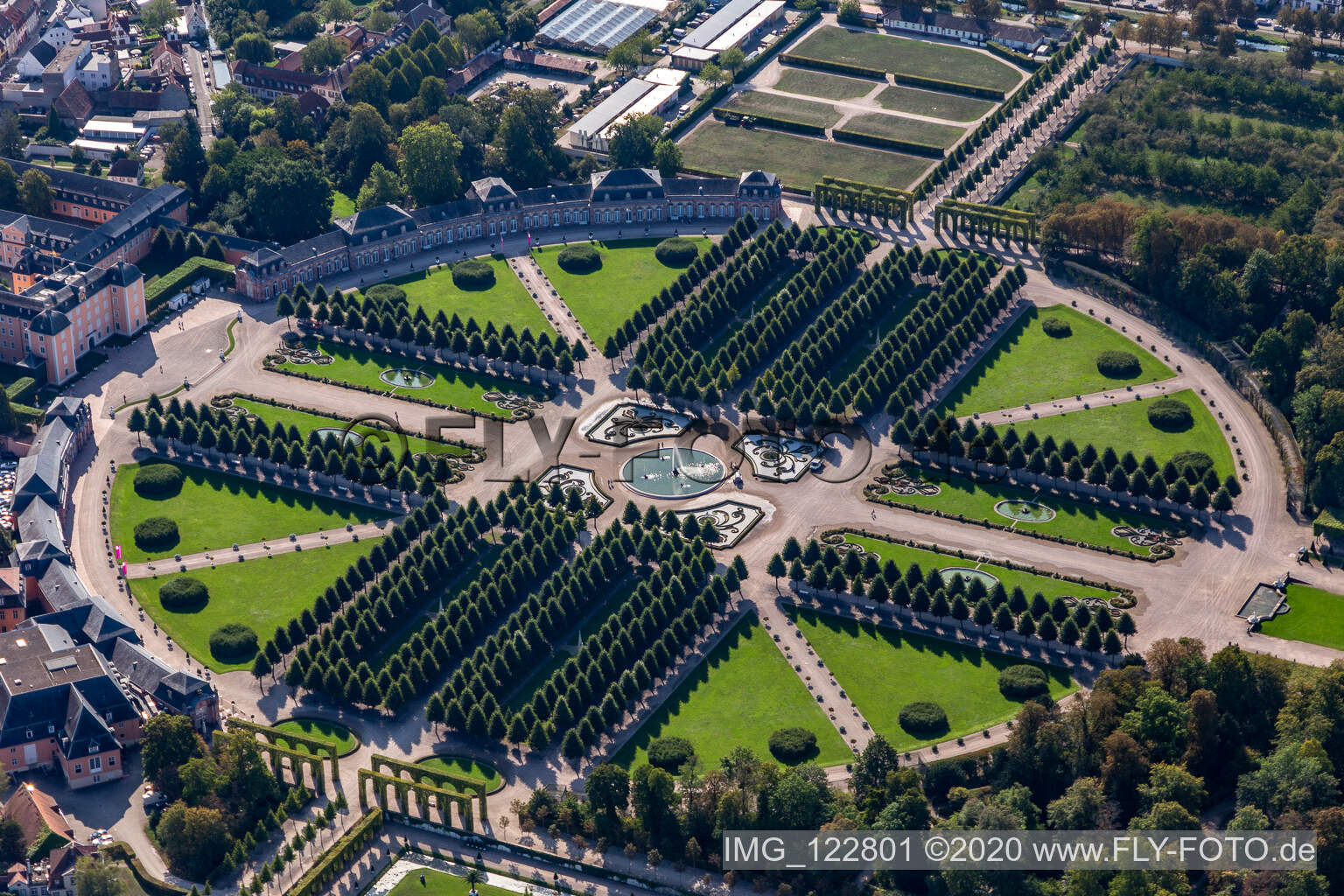 Luftaufnahme von Runde Rokoko Parkanlage mit Laubengängen und Springbrunnen des Garten von Schloss Schwetzingen in Schwetzingen im Bundesland Baden-Württemberg, Deutschland