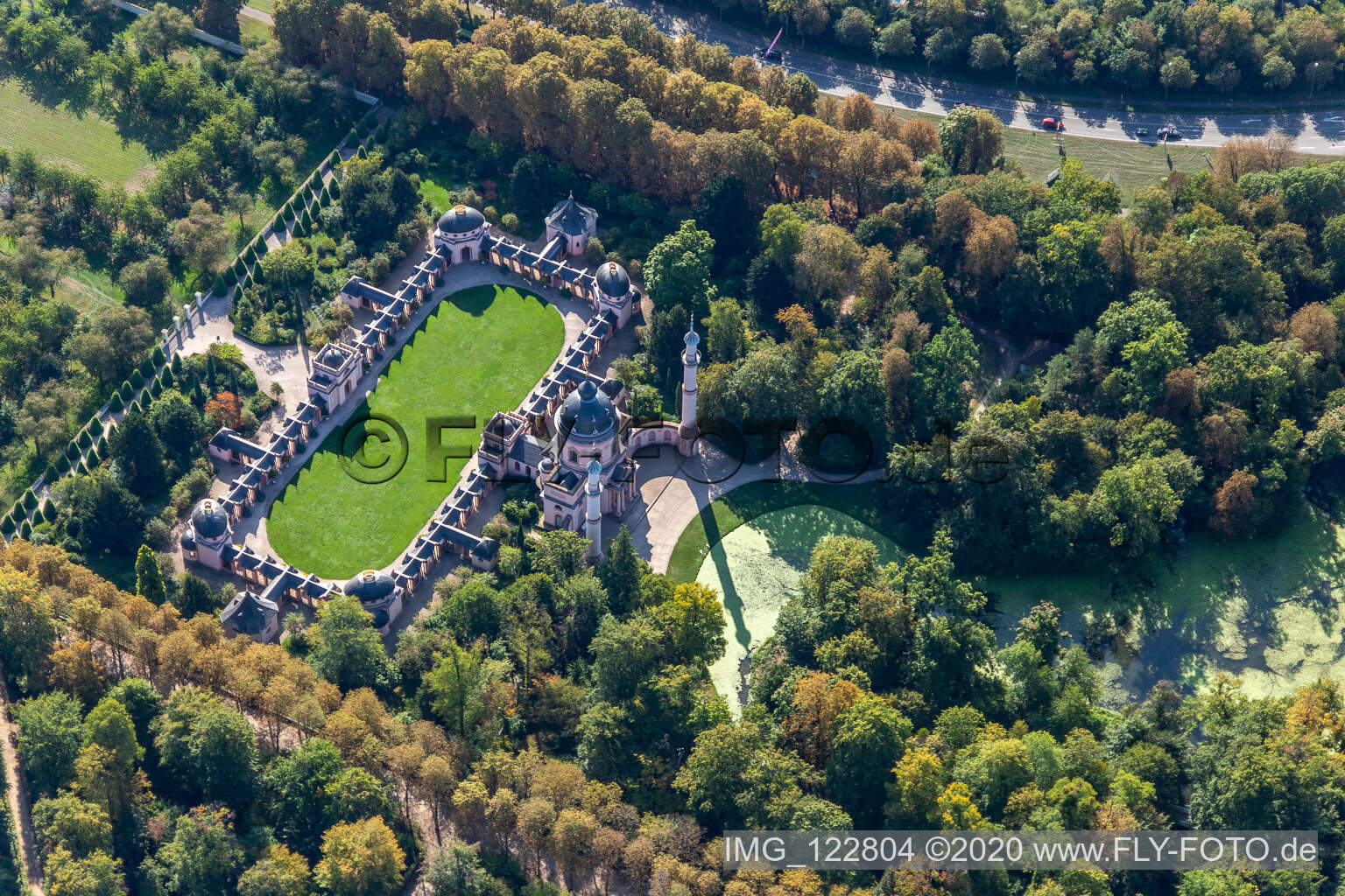 Luftaufnahme von Gebäude der Moschee im Schlossgarten von Schwetzingen im Bundesland Baden-Württemberg, Deutschland