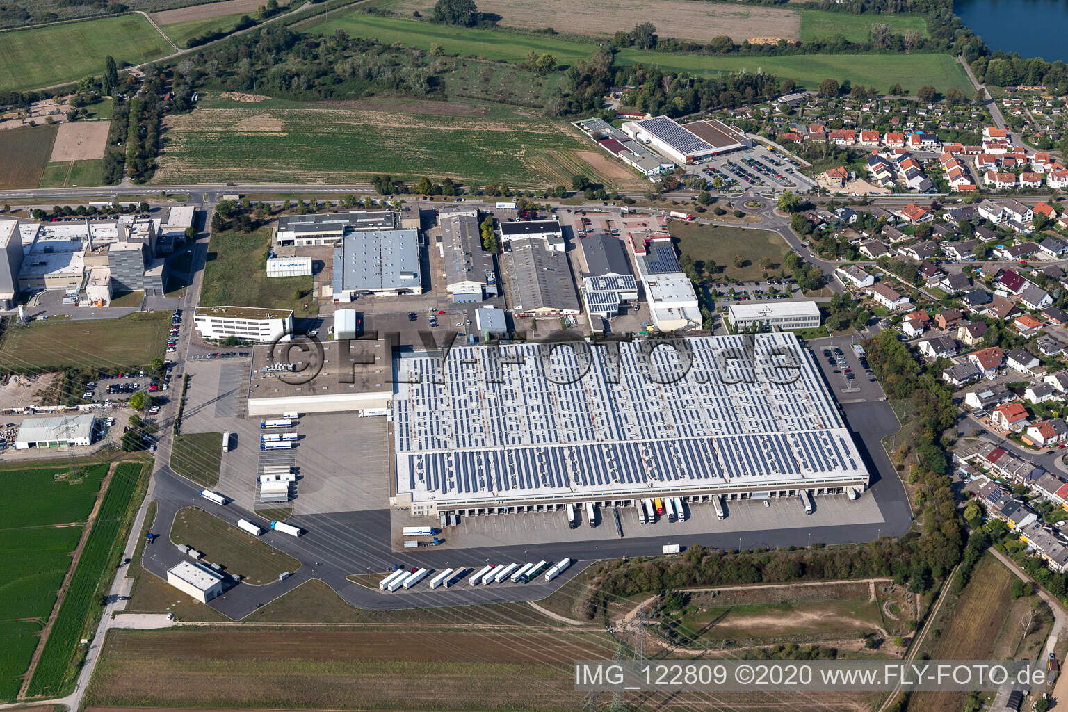 Luftbild von Gebäudekomplex und Gelände des Logistikzentrums Aldi Süd in Ketsch im Bundesland Baden-Württemberg, Deutschland