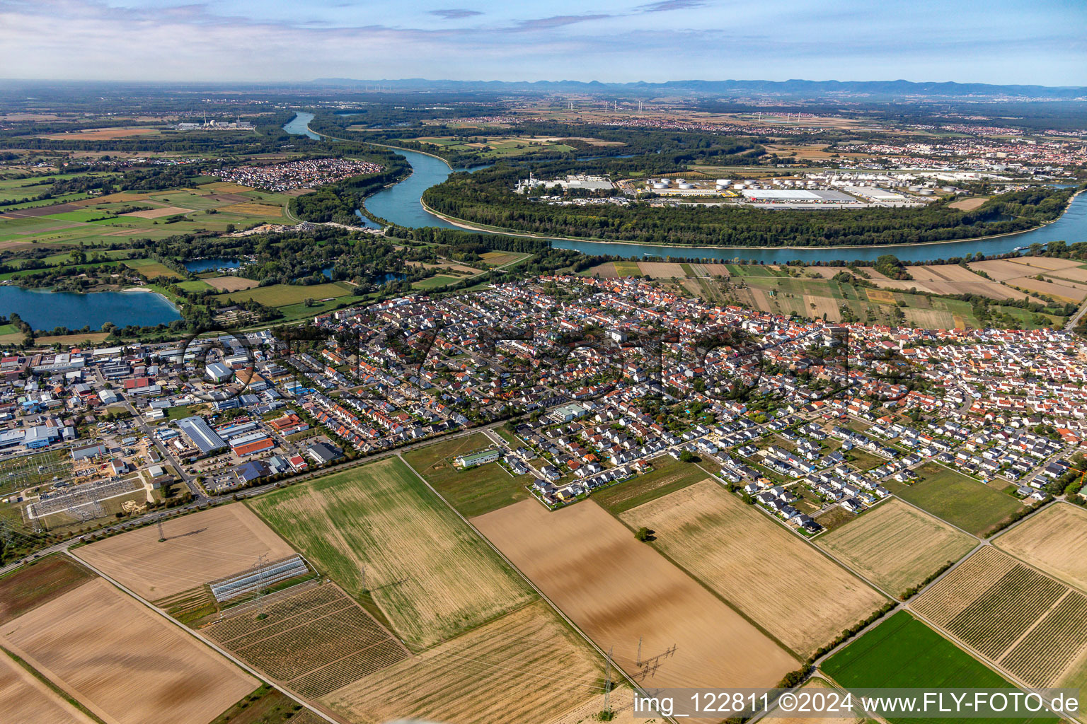 Ortschaft an den Fluss- Uferbereichen des Rhein in Altlußheim im Bundesland Baden-Württemberg, Deutschland