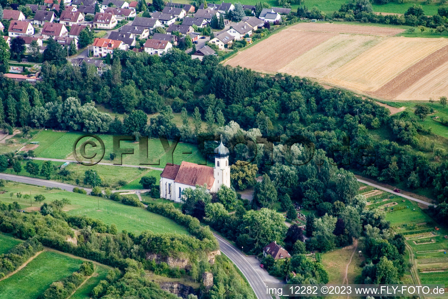 Luftbild von Kirchengebäude der Kapelle Poltringen in Ammerbuch im Bundesland Baden-Württemberg, Deutschland