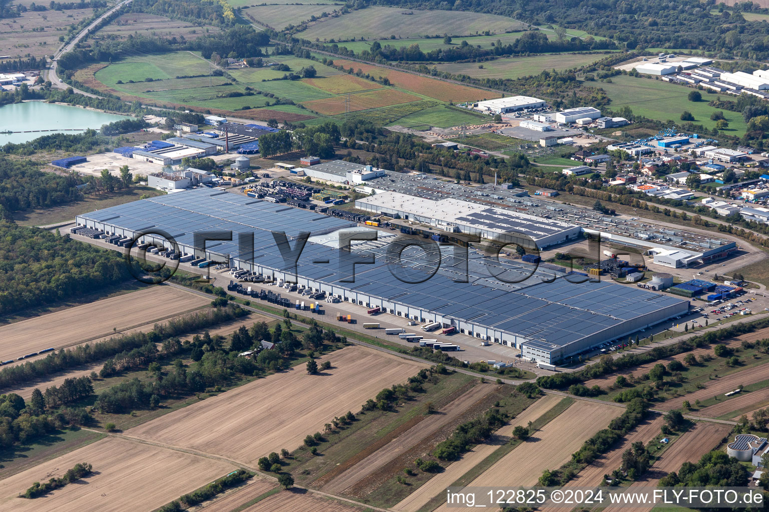 Gebäude und Produktionshallen auf dem Werksgelände Goodyear Dunlop Tires Germany an der Goodyearstraße in Philippsburg im Bundesland Baden-Württemberg, Deutschland