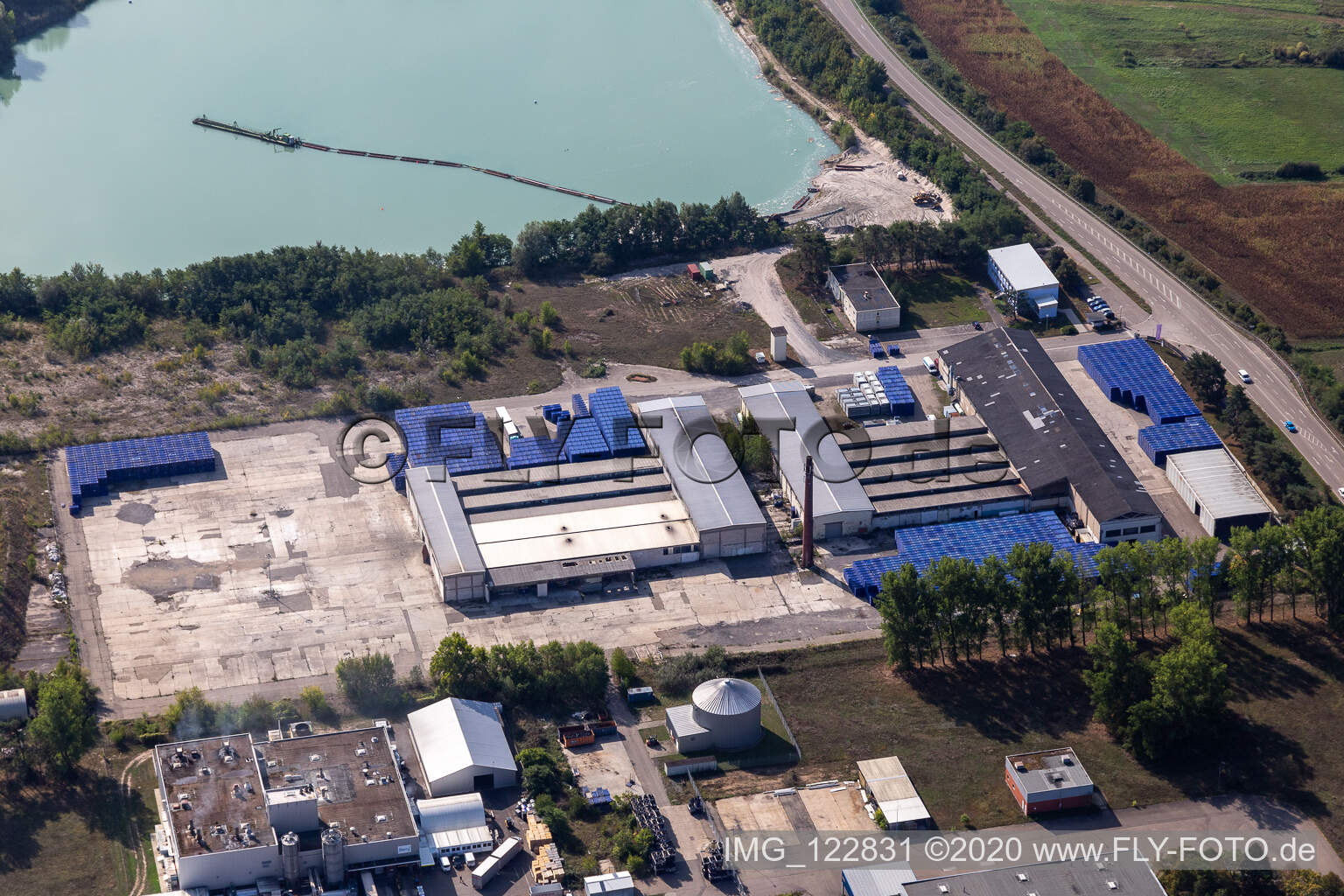 Gebäude und Produktionshallen auf dem Werksgelände der der Berry Plastics GmbH in Philippsburg im Bundesland Baden-Württemberg, Deutschland
