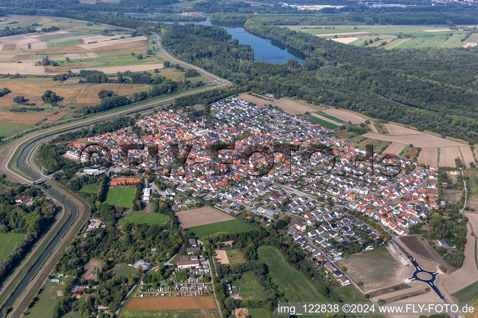 Luftbild von Ortsansicht am Rande von landwirtschaftlichen Feldern und Nutzflächen in Rußheim in Dettenheim im Bundesland Baden-Württemberg, Deutschland