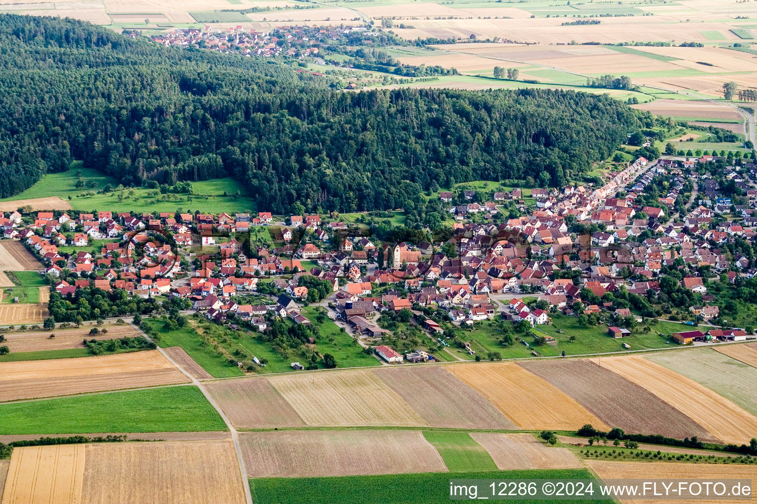 Dorf - Ansicht am Rande von landwirtschaftlichen Feldern und Nutzflächen im Ortsteil Reusten in Ammerbuch im Bundesland Baden-Württemberg, Deutschland
