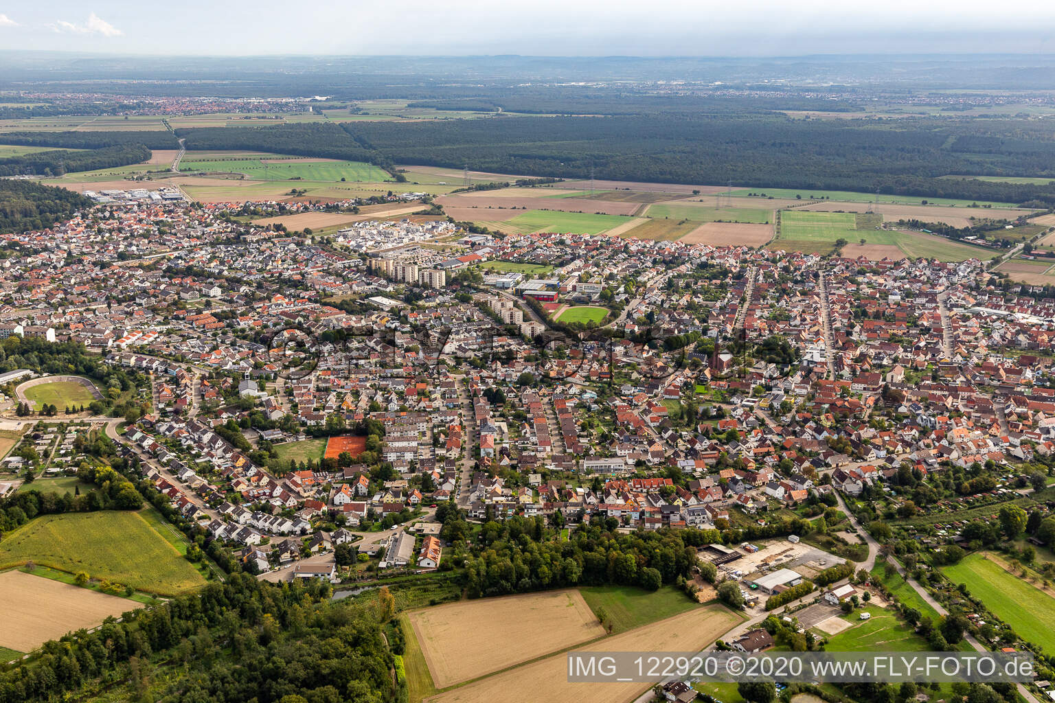 Drohnenbild von Ortsteil Linkenheim in Linkenheim-Hochstetten im Bundesland Baden-Württemberg, Deutschland