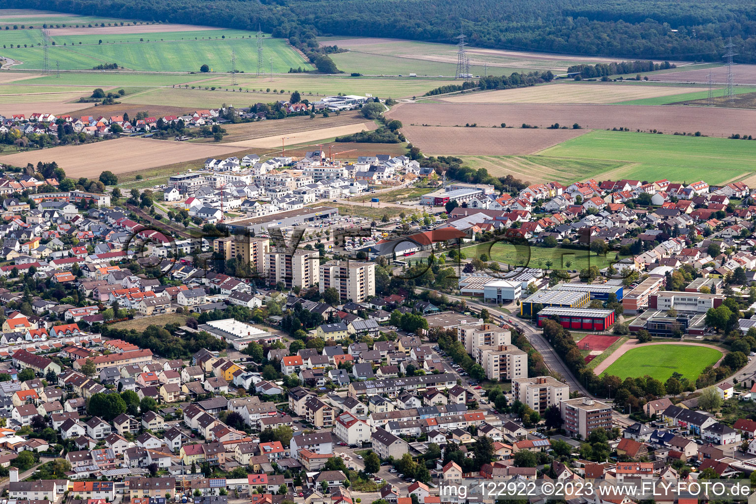 Ortsteil Linkenheim in Linkenheim-Hochstetten im Bundesland Baden-Württemberg, Deutschland aus der Drohnenperspektive