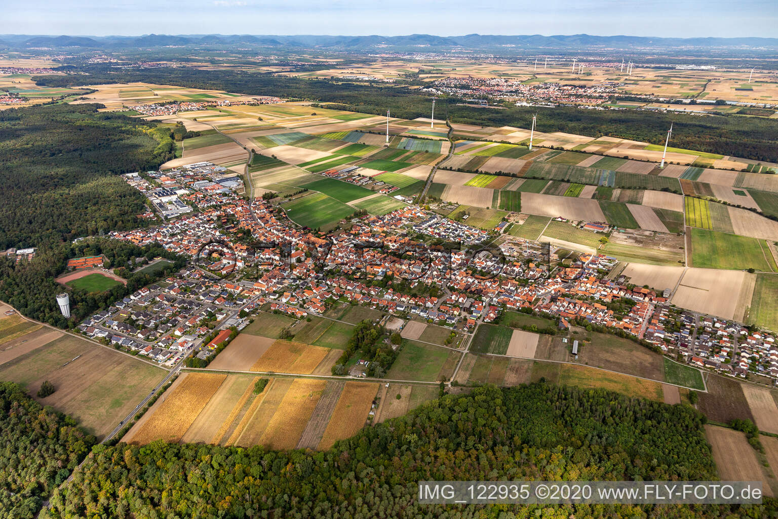 Luftbild von Ortsansicht am Rande von landwirtschaftlichen Feldern und Nutzflächen in Hatzenbühl im Bundesland Rheinland-Pfalz, Deutschland