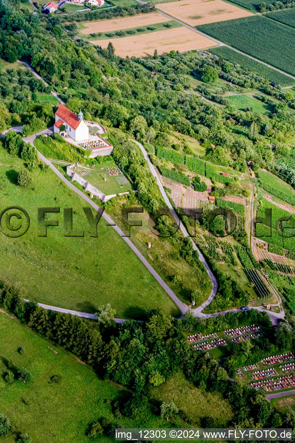 Luftbild von Kirchengebäude der Kapelle Wurmlinger Kapelle - St. Remigius Kapelle in Tübingen in Rottenburg am Neckar im Bundesland Baden-Württemberg, Deutschland