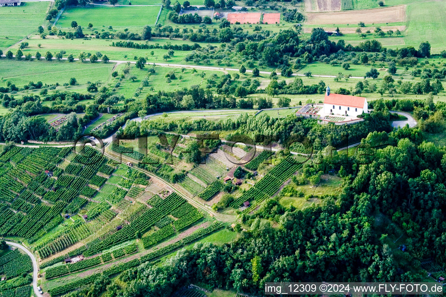 Kirchengebäude der Kapelle Wurmlinger Kapelle - St. Remigius Kapelle im Ortsteil Rottenburg am Neckar in Tübingen im Bundesland Baden-Württemberg, Deutschland von oben