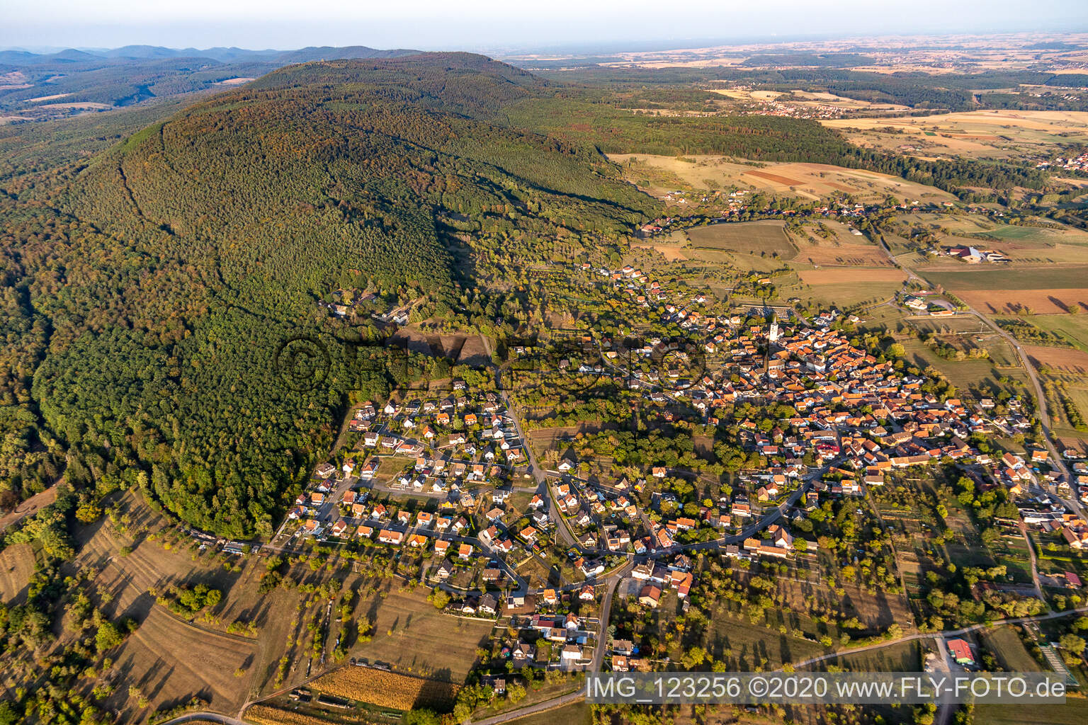 Dorf - Ansicht in Gœrsdorf in Grand Est im Bundesland Bas-Rhin, Frankreich