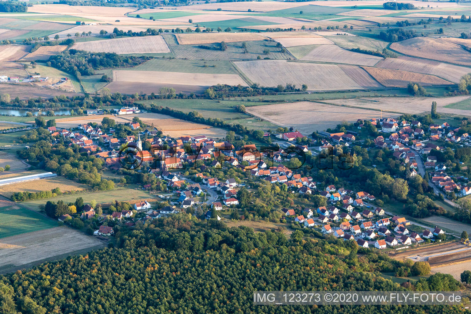 Drohnenaufname von Kutzenhausen im Bundesland Bas-Rhin, Frankreich