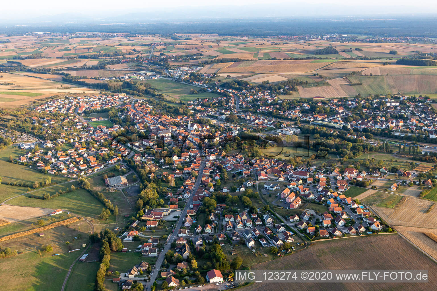 Ortsansicht der Straßen und Häuser der Wohngebiete in Soultz-sous-Forets in Grand Est in Soultz-sous-Forêts im Bundesland Bas-Rhin, Frankreich von oben