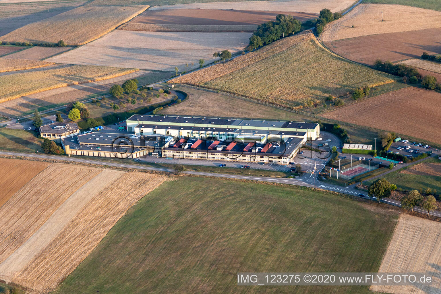 Luftaufnahme von Gebäude und Produktionshallen auf dem Werksgelände Gunther Tools in Soultz-sous-Forets in Grand Est in Retschwiller im Bundesland Bas-Rhin, Frankreich