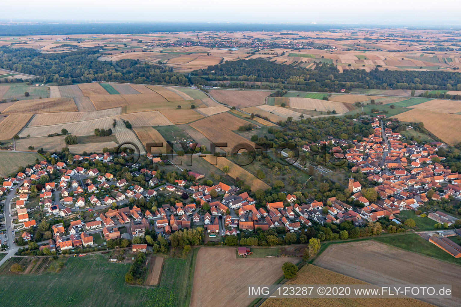 Hunspach im Bundesland Bas-Rhin, Frankreich von der Drohne aus gesehen
