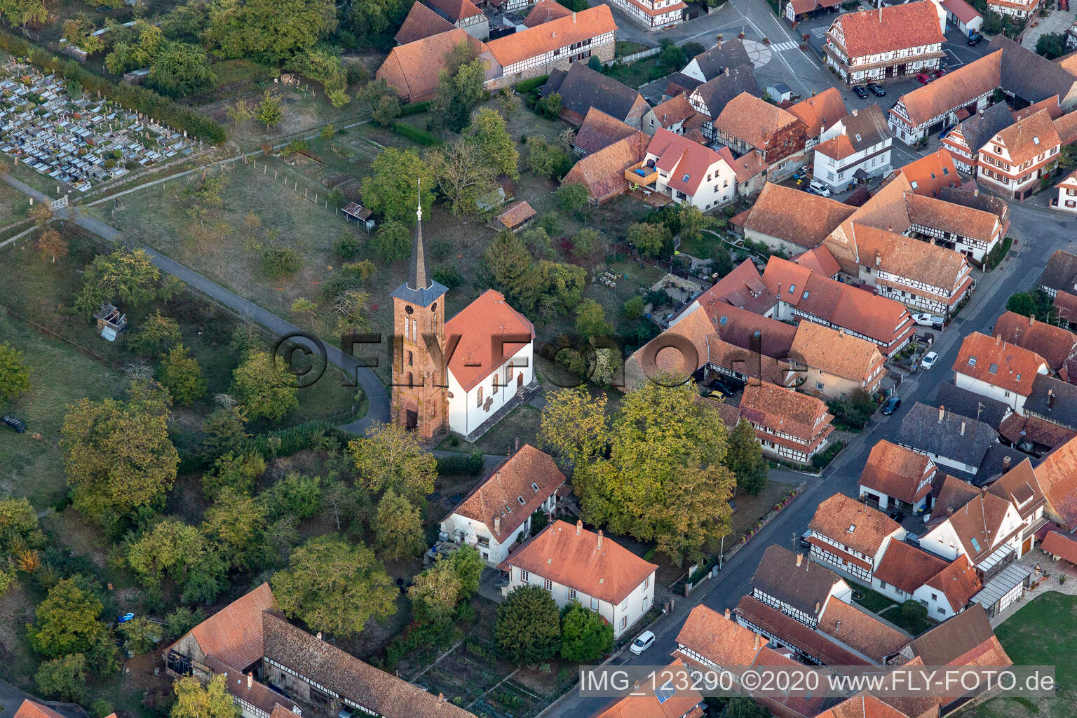 Luftbild von Eglise protestante in Hunspach im Bundesland Bas-Rhin, Frankreich
