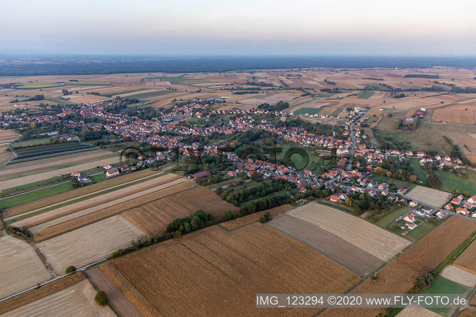 Seebach im Bundesland Bas-Rhin, Frankreich aus der Drohnenperspektive