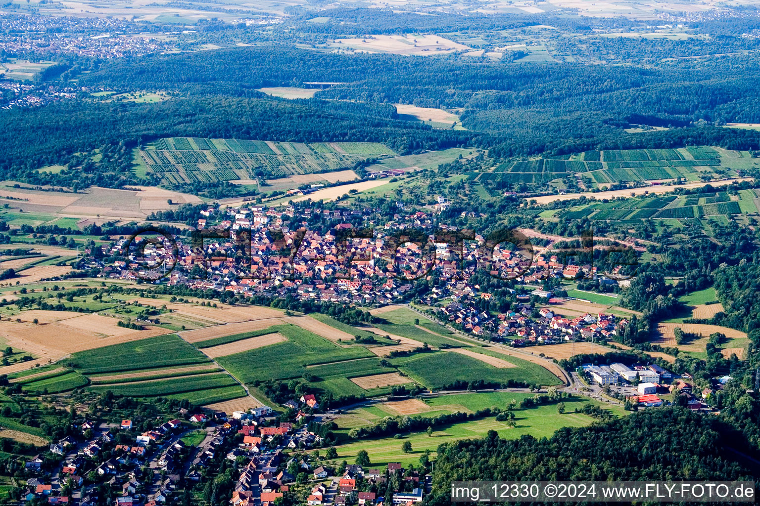 Dietlingen von Süden in Keltern im Bundesland Baden-Württemberg, Deutschland