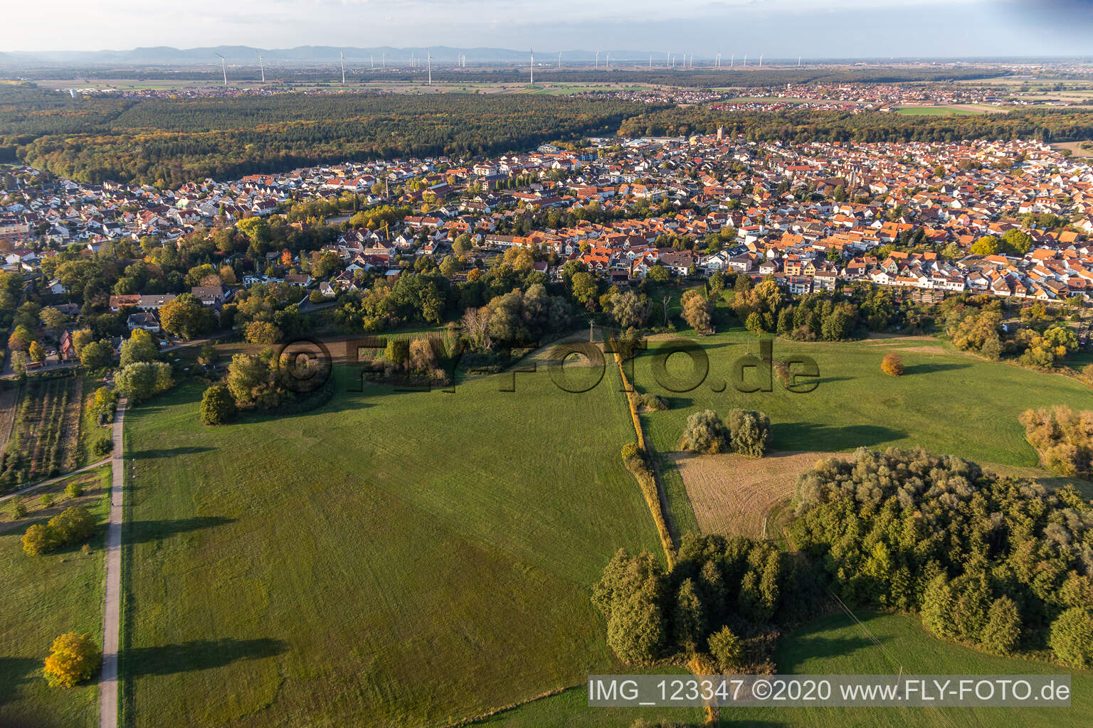 Luftaufnahme von Park an der Ziegelbergstraße in Jockgrim im Bundesland Rheinland-Pfalz, Deutschland