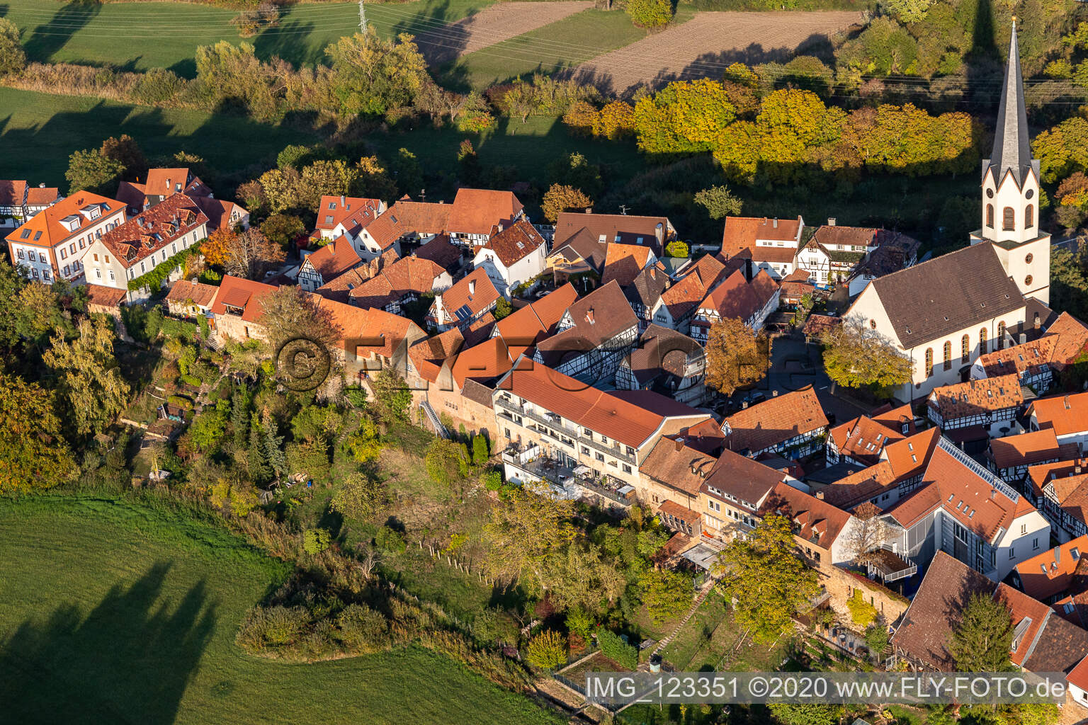 Luftaufnahme von Wohnen in der Stadtmauer an der Ludwigstr in Jockgrim im Bundesland Rheinland-Pfalz, Deutschland