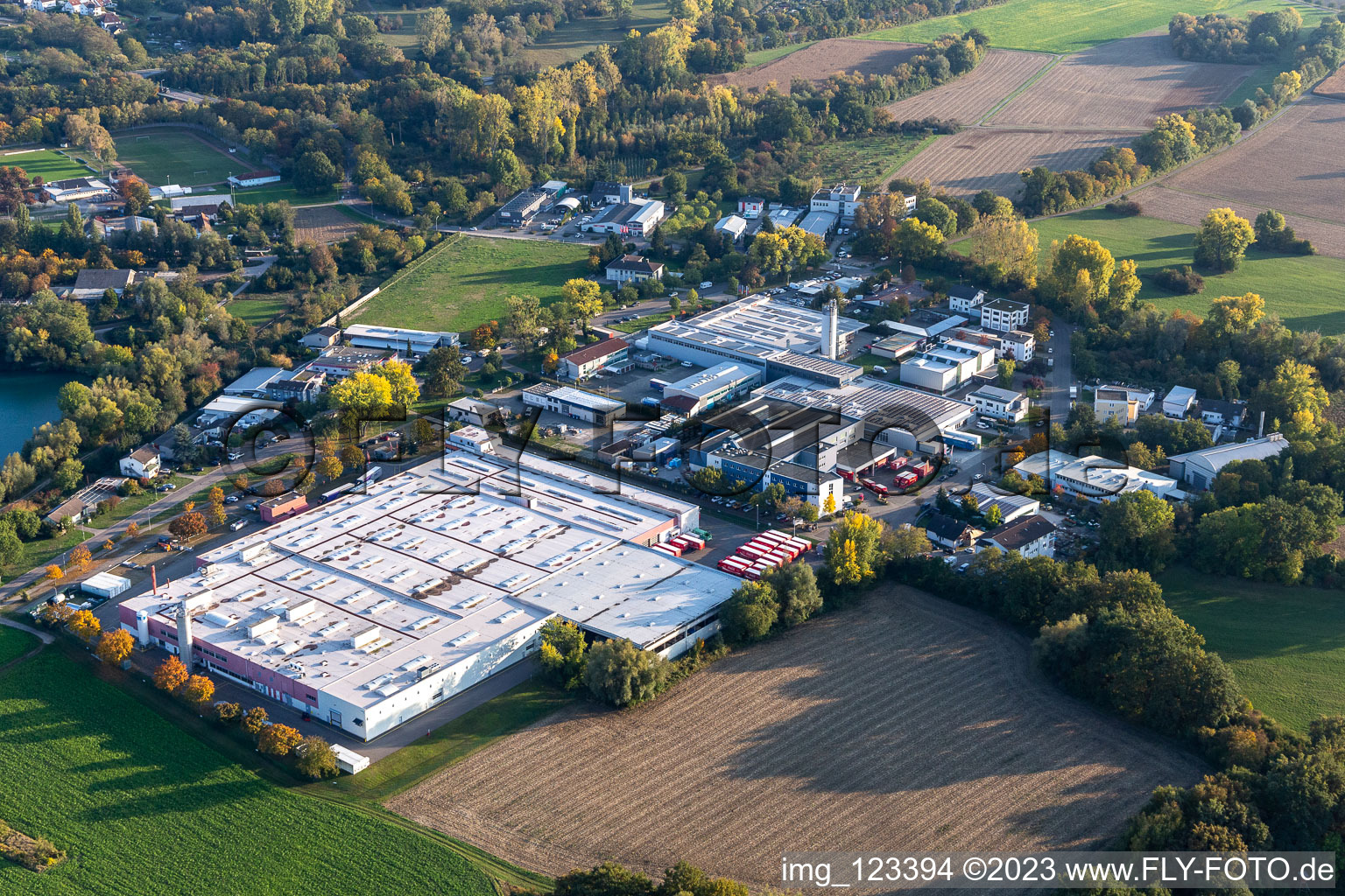 Gebäude und Produktionshallen auf dem Werksgelände der Coca-Cola European Partners Deutschland GmbH in Neureut in Karlsruhe im Bundesland Baden-Württemberg