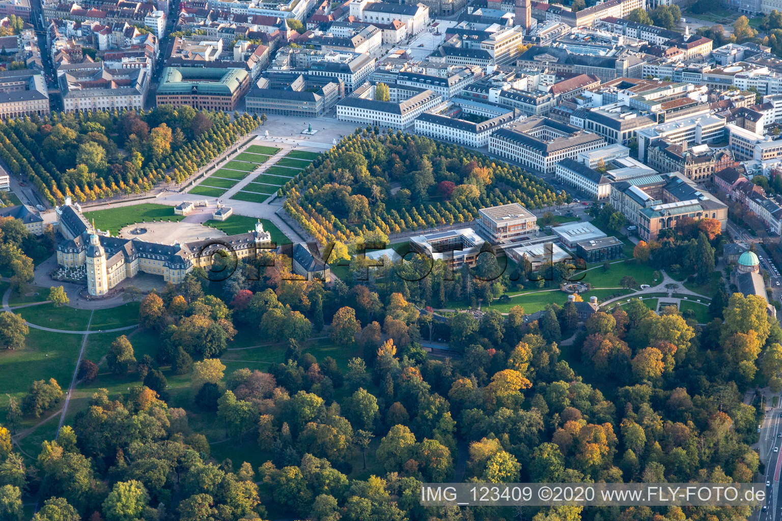 Karlsruher Schloss und Bundesverfasssungsgericht im Ortsteil Innenstadt-West im Bundesland Baden-Württemberg, Deutschland