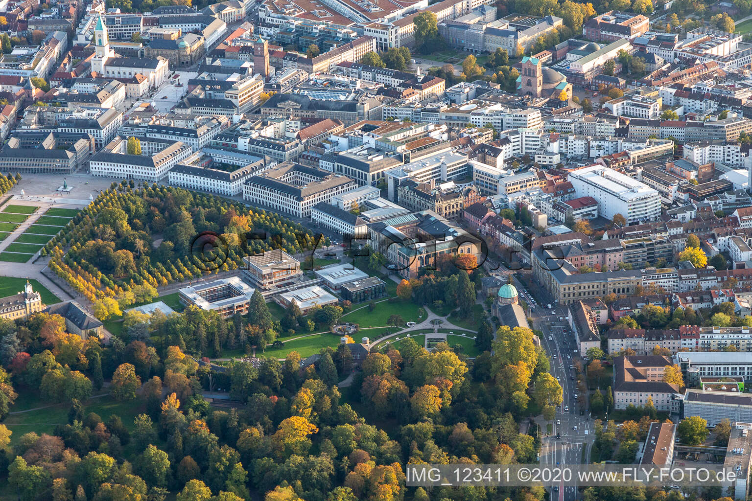 Luftbild von Karlsruher Schloss und Bundesverfasssungsgericht im Ortsteil Innenstadt-West im Bundesland Baden-Württemberg, Deutschland