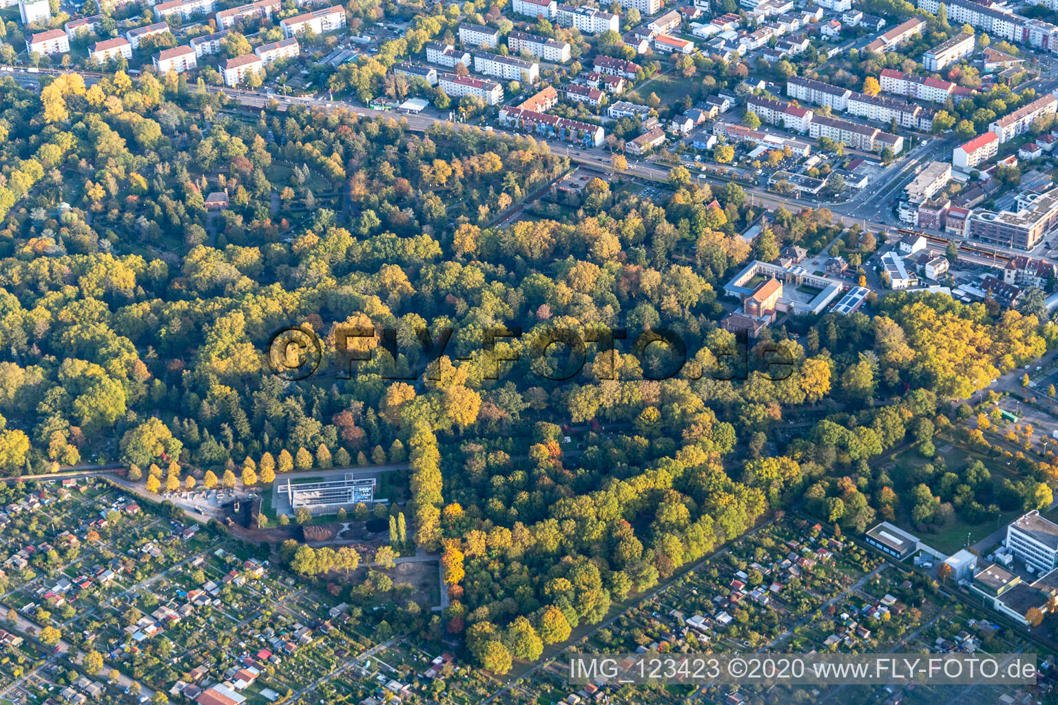 Luftbild von Hauptfriedhof im Ortsteil Oststadt in Karlsruhe im Bundesland Baden-Württemberg, Deutschland