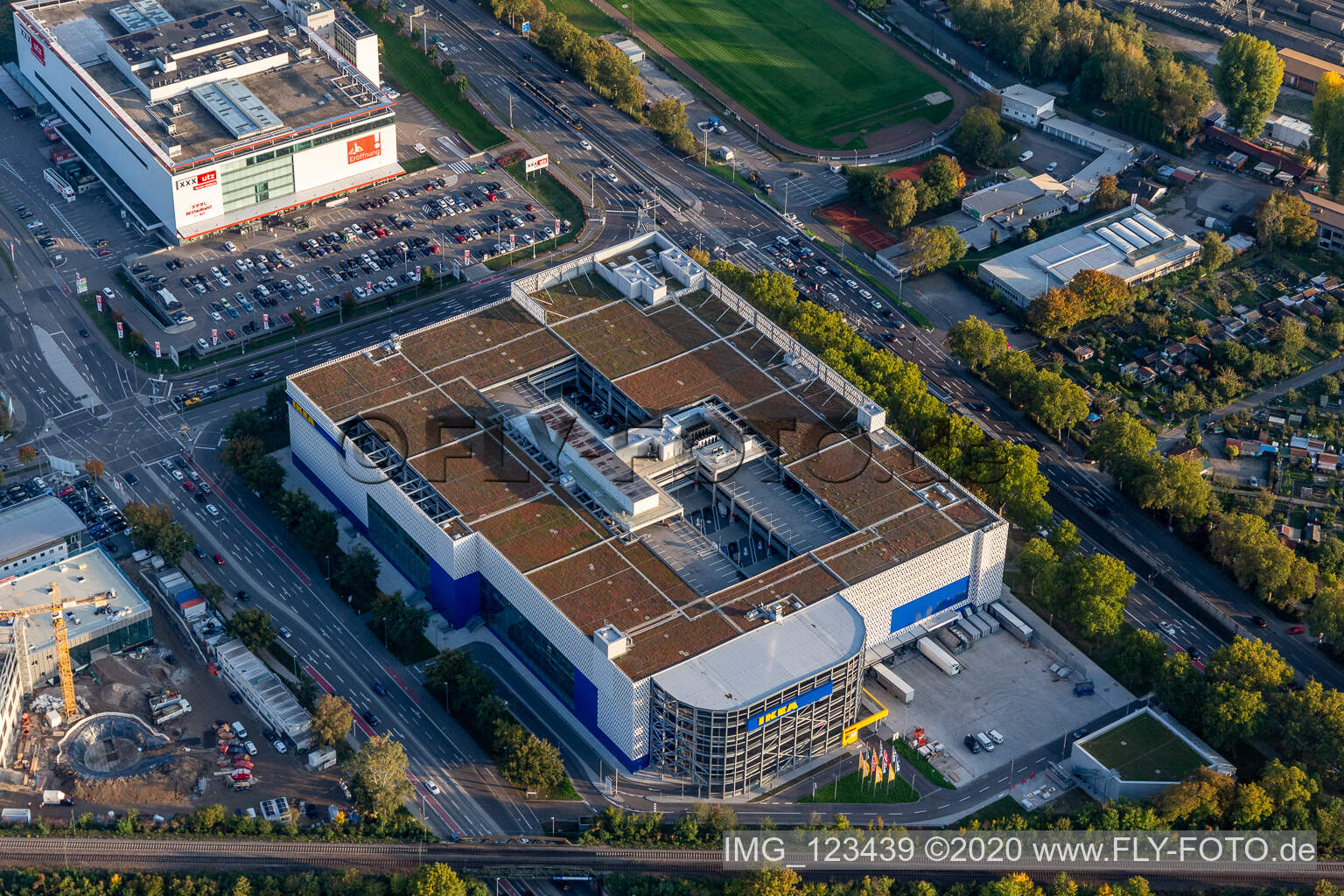 Luftbild von Gebäude des Einrichtungshaus - Möbelmarkt der " IKEA Deutschland GmbH & Co. KG " an der Gerwigstraße - Weinweg - Durlacher Allee in Karlsruhe im Ortsteil Oststadt im Bundesland Baden-Württemberg