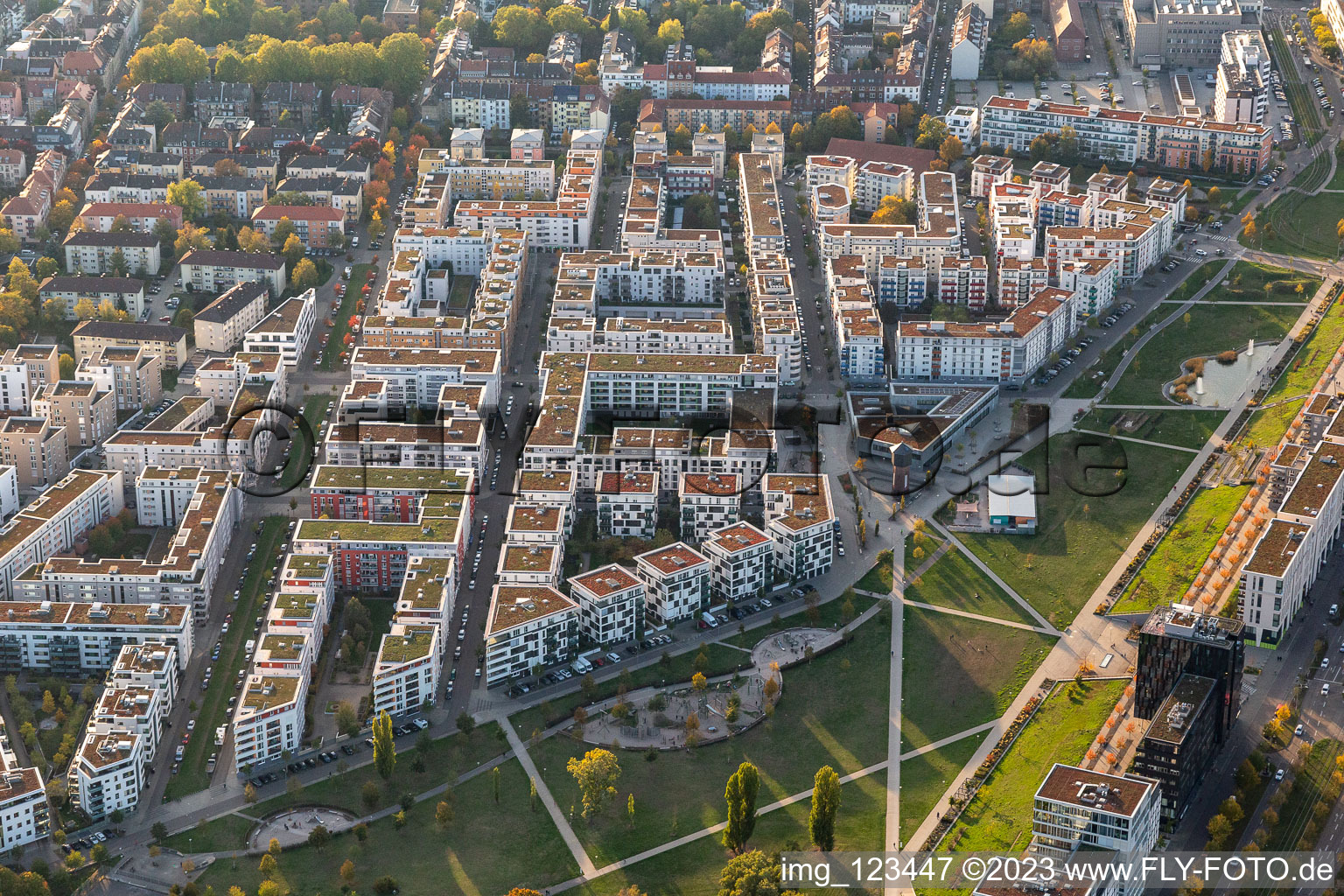 Flächen und Immobilien mit moderner Wohnbebauung am Citypark (Stadtpark Südost) an der Ludwig Erhard Allee in Karlsruhe im Ortsteil Südstadt im Bundesland Baden-Württemberg, Deutschland