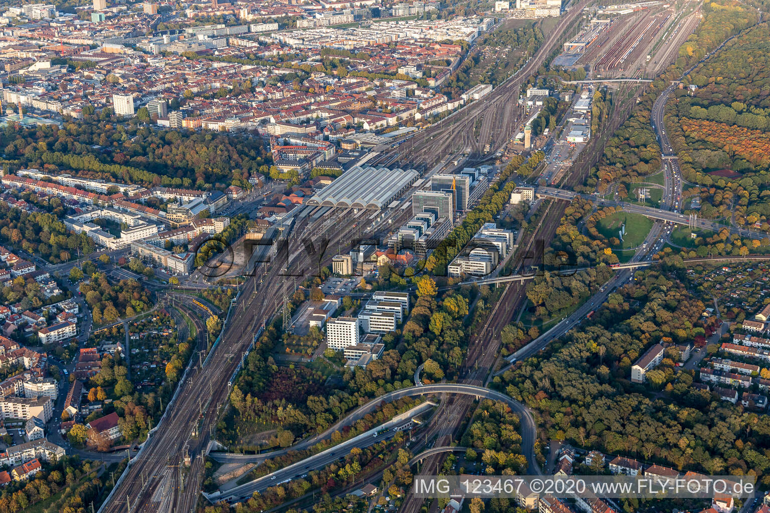 Gleisverlauf und Gebäude des Hauptbahnhofes der Deutschen Bahn im Ortsteil Südweststadt in Karlsruhe im Bundesland Baden-Württemberg, Deutschland