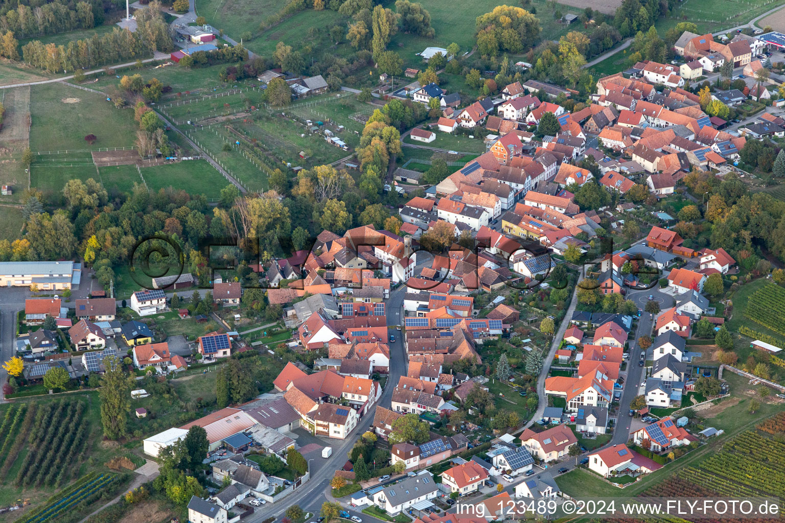 Drohnenaufname von Oberhausen im Bundesland Rheinland-Pfalz, Deutschland