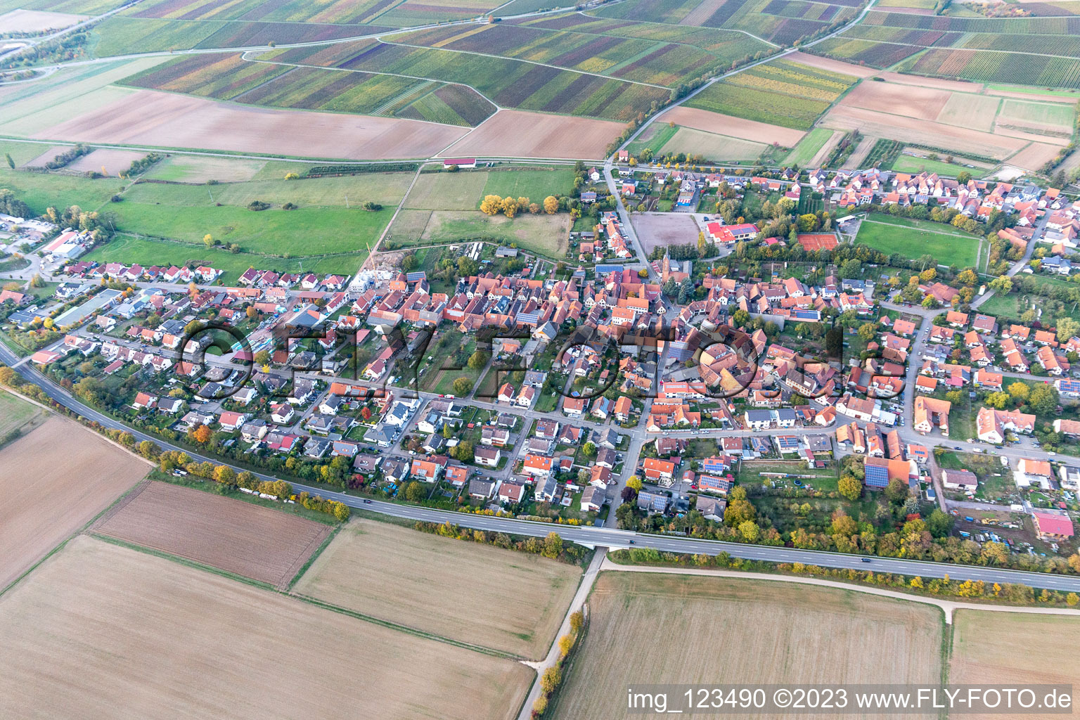 Drohnenbild von Ortsteil Kapellen in Kapellen-Drusweiler im Bundesland Rheinland-Pfalz, Deutschland