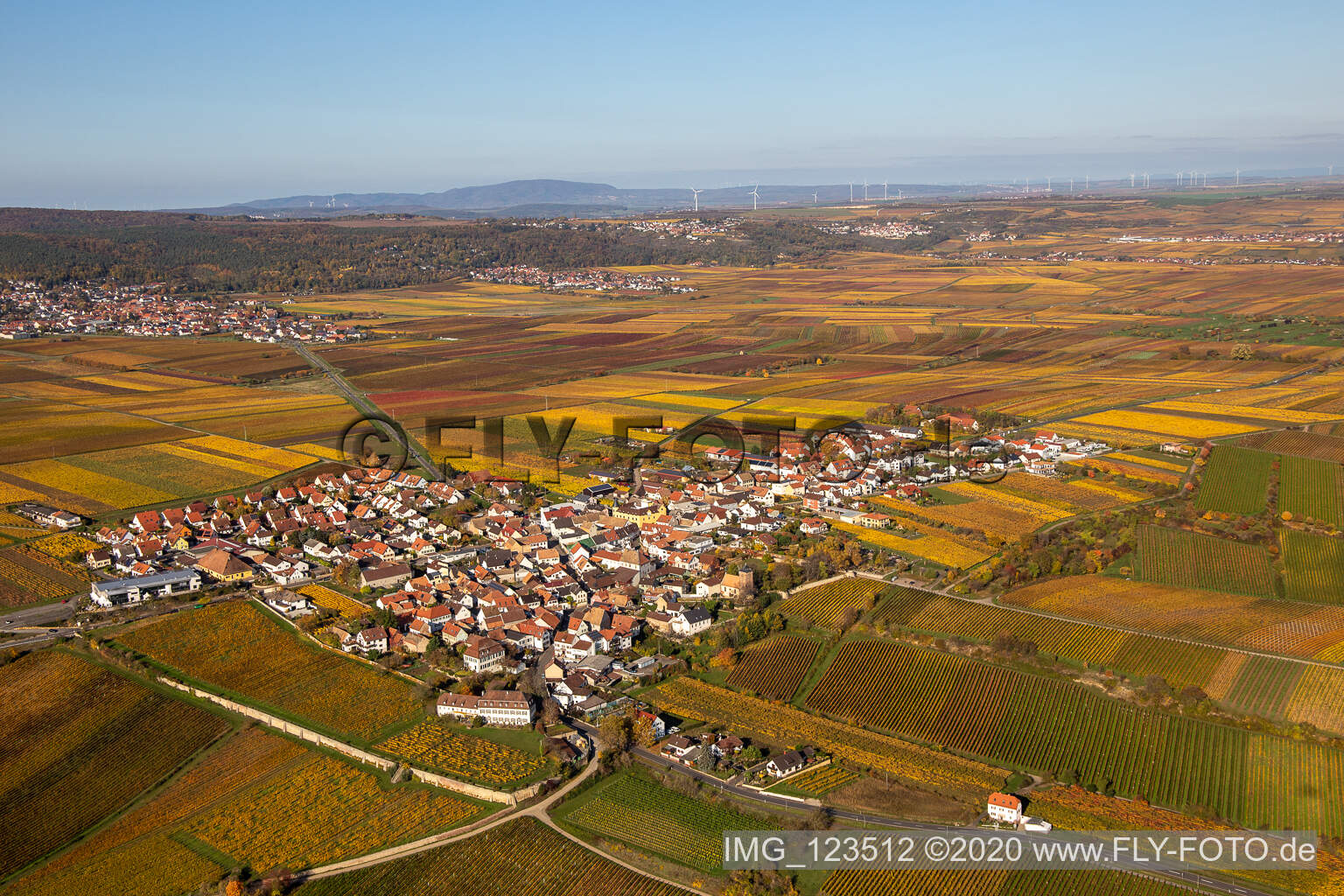 Herbstliche verfärbte Vegetationsansicht der Weinbergen um das Winzerdorf in Herxheim am Berg im Bundesland Rheinland-Pfalz, Deutschland