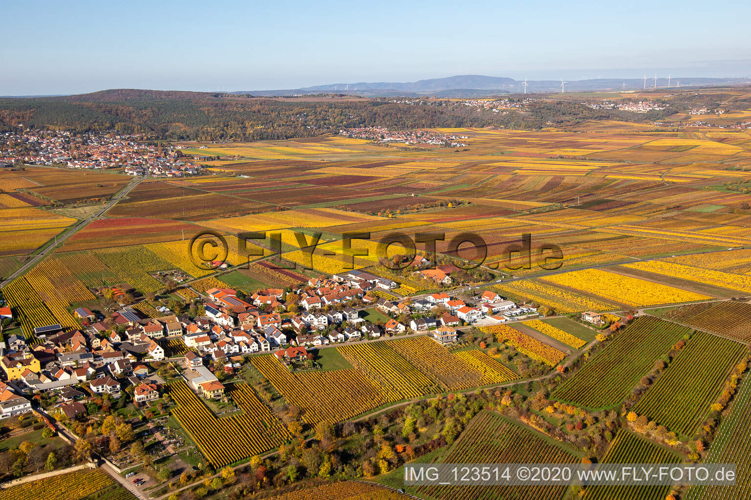 Schrägluftbild von Herxheim am Berg im Bundesland Rheinland-Pfalz, Deutschland