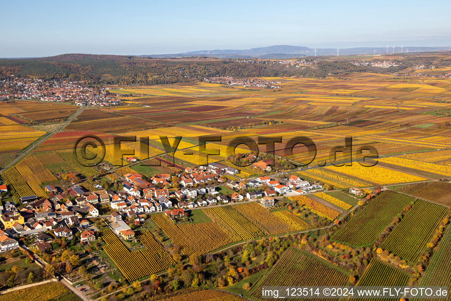 Schrägluftbild von Ortsteil Herxheim in Herxheim am Berg im Bundesland Rheinland-Pfalz, Deutschland