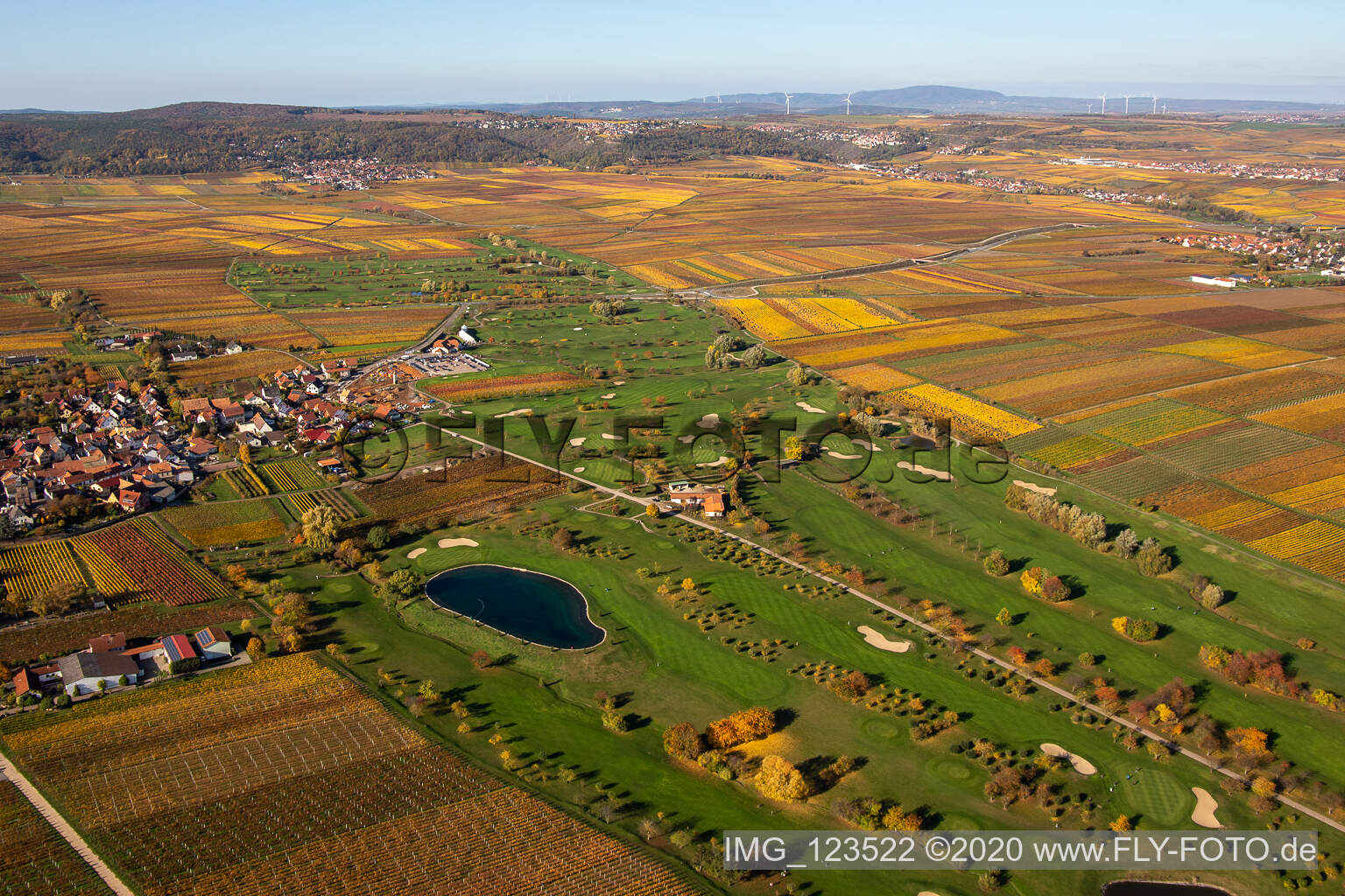 Luftbild von Gelände des Golfplatz Golfgarten Deutsche Weinstraße - Dackenheim - GOLF absolute in Dackenheim im Bundesland Rheinland-Pfalz, Deutschland