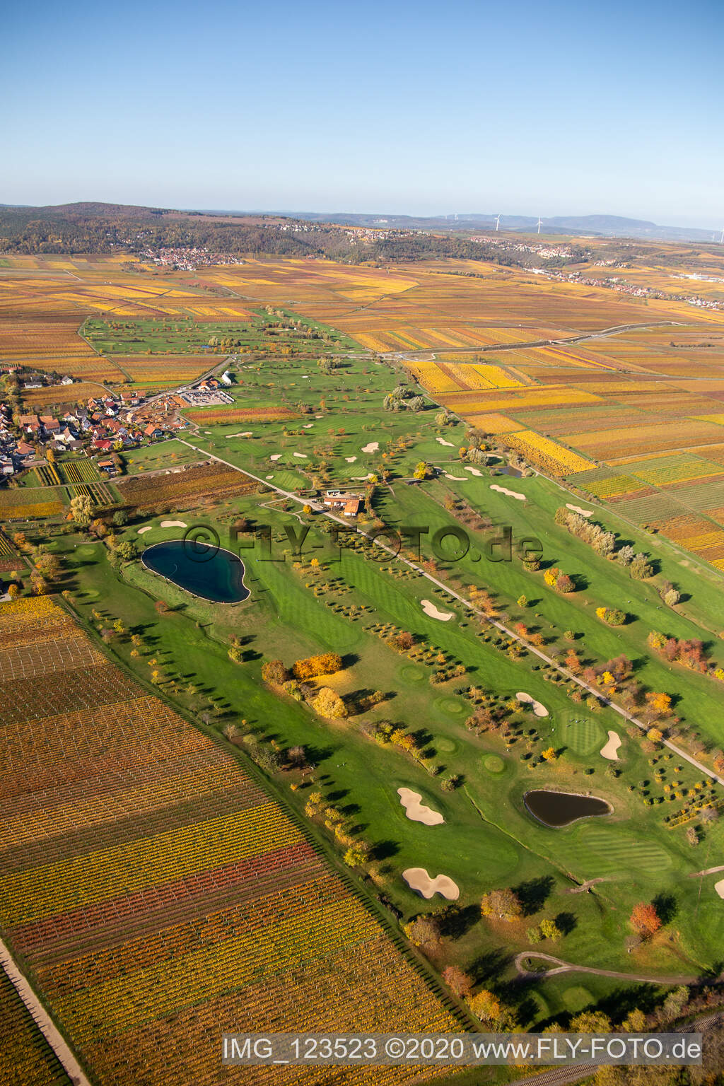Luftaufnahme von Gelände des Golfplatz Golfgarten Deutsche Weinstraße - Dackenheim - GOLF absolute in Dackenheim im Bundesland Rheinland-Pfalz, Deutschland